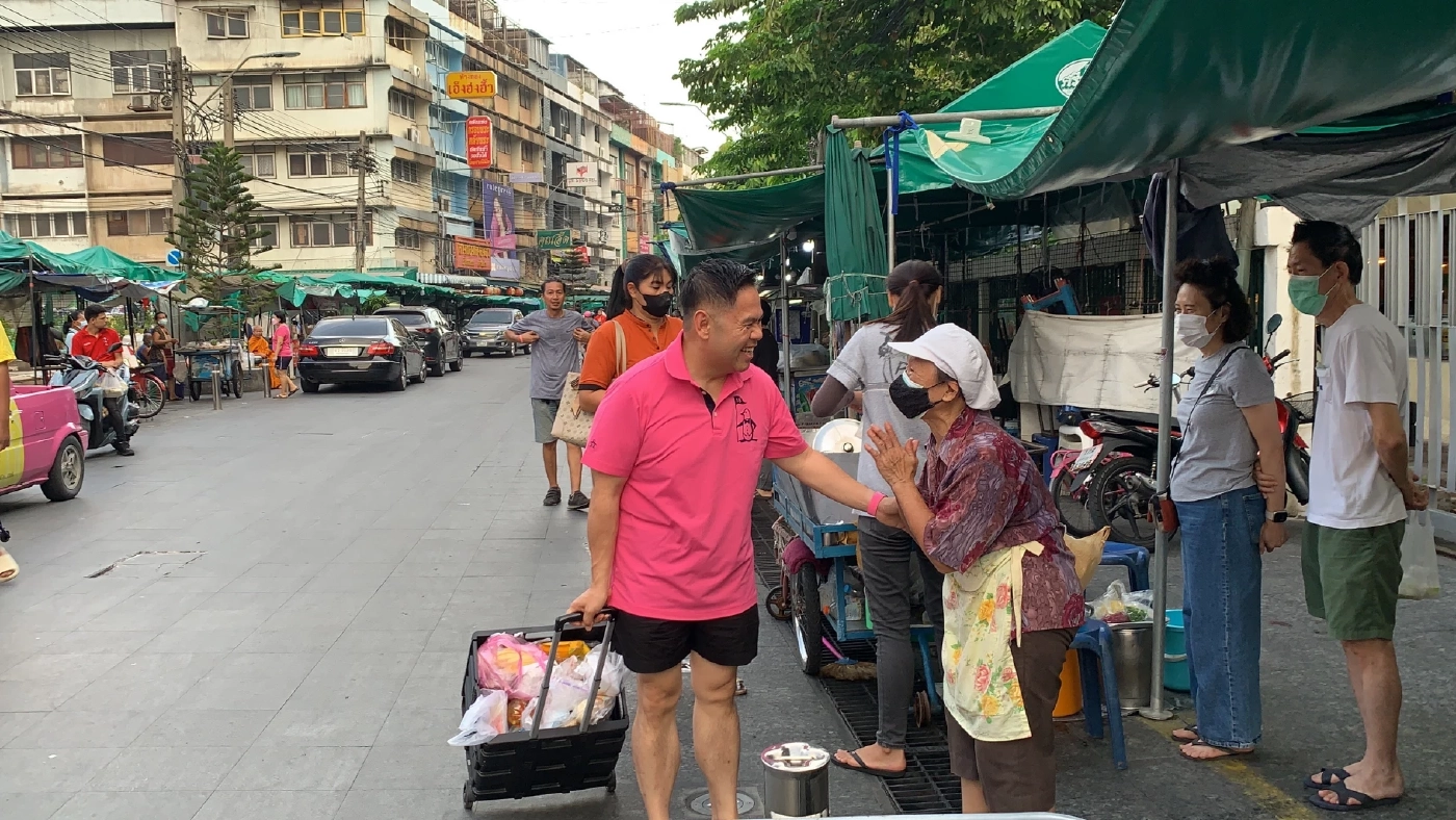 "วราวุธ" เดินตาม "เจ้าคุณไฉน" ออกบิณฑบาตย่านบางลำพูไม่หาเสียง