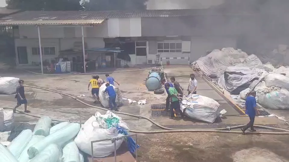 ไฟไหม้โรงงานผลิตที่นอน ย่านบางปู ลามวัตถุดิบไวไฟ คนงานหนีตายจ้าละหวั่น
