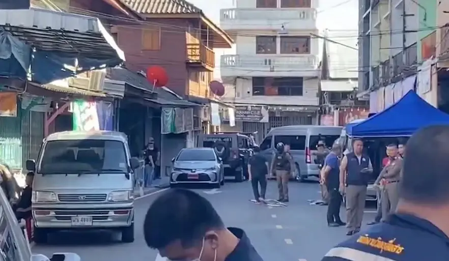 ด่วน! หนุ่มคลั่งยิงปืนในบ้าน ยอมมอบตัว หลังเห็นแม่น้ำตาไหล