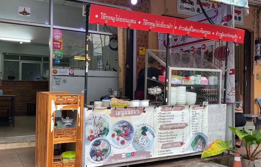 ชาวเน็ตน้ำตาซึม เจ้าของร้านโจ๊ก โพสต์คลิปสวมกอดแฟน-พนง. ในวันที่ขายไม่ดี