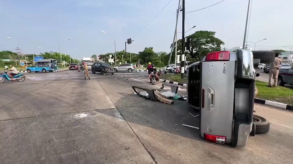 ไฟแดงเสีย! ฟอร์จูนเนอร์พุ่งชนกระบะ ไถลกวาด จยย. รอสัญญาณมือ บาดเจ็บ 2 ราย