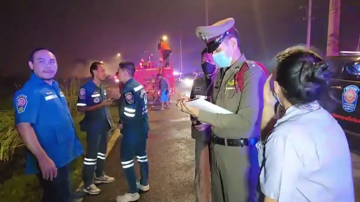 สุดสลด! เผานาจนควันฟุ้งบังทาง สาวขับรถตกถนนถูกไฟคลอกดับ