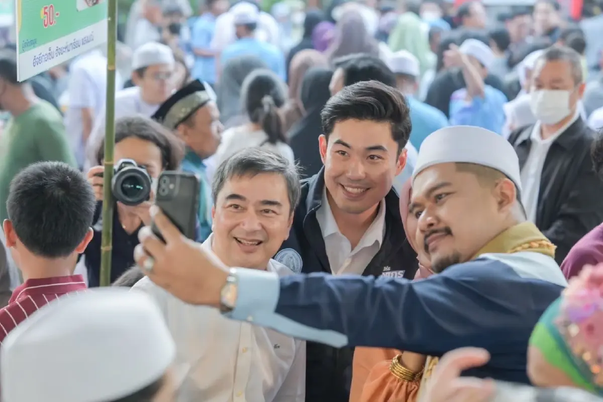 ร่อนจดหมายทั่วเขตคลองเตย-เขตวัฒนา "อภิสิทธิ์" ขอโอกาสให้ "เอิร์ธ พงศกร"
