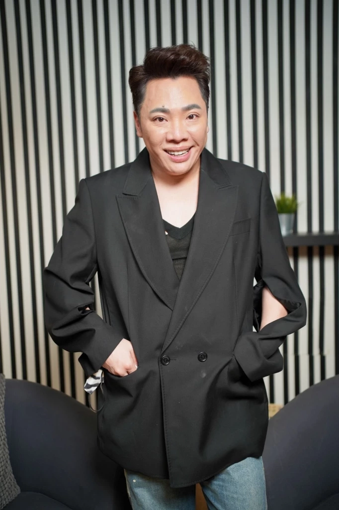 ‘มดดำ’ บินไปสิงคโปร์ โพสต์รูปครอบครัว 'ชินวัตร' พร้อมหน้า (มีคลิป)