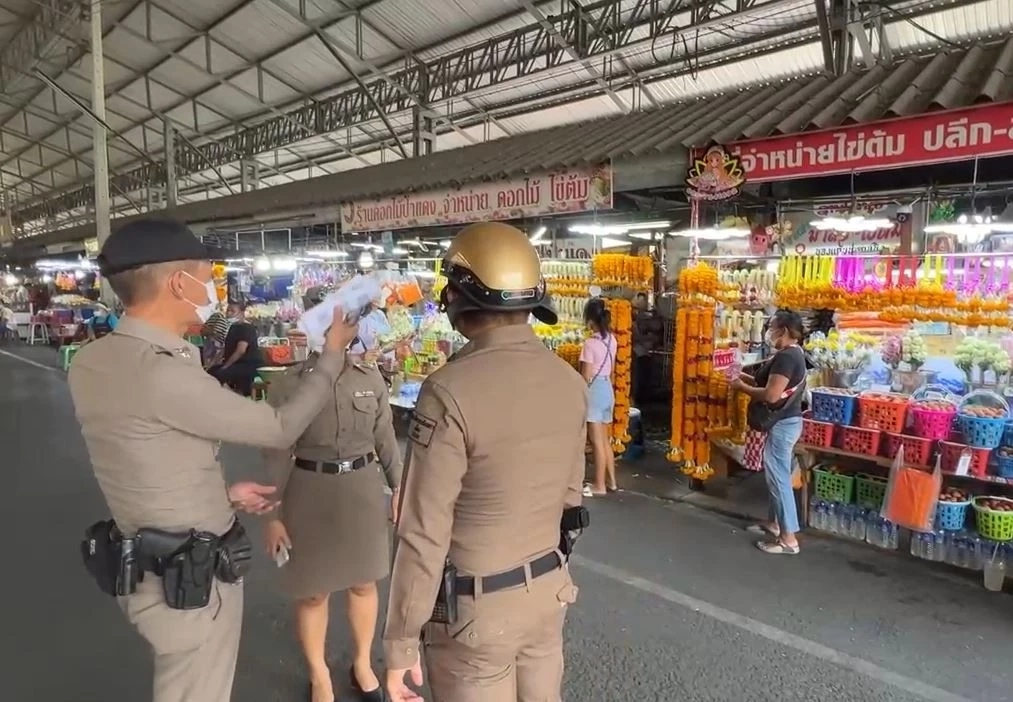 แจ้งข้อหาแม่ค้าขายไข่เน่า หน้าวัดหลวงพ่อโสธร เจ้าของร้านโวย! ถูกดิสเครดิต