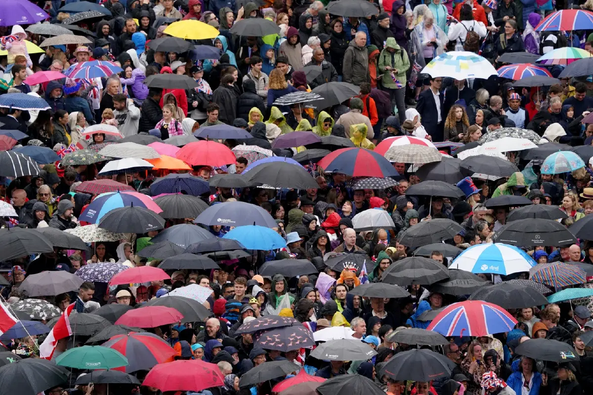 แฟนคลับราชวงศ์ปักหลักชมพระราชพิธีท่ามกลางฝนตก