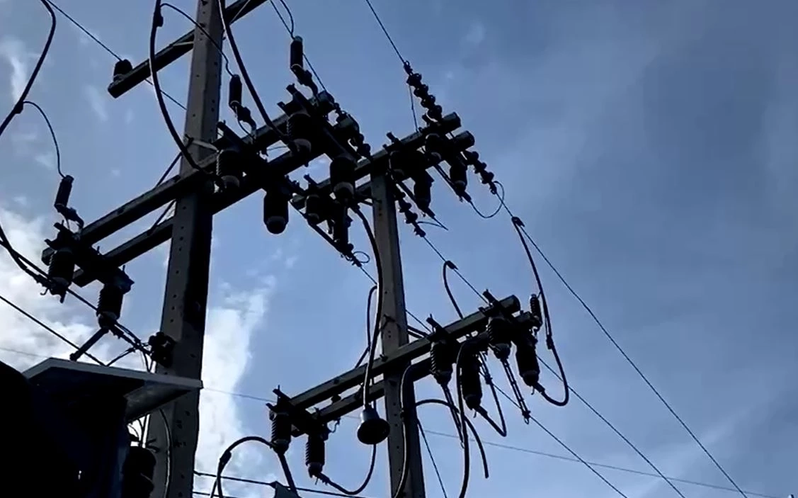 กรรมตามทัน หนุ่มลักตัดสายไฟ ถูกซ็อตร่วงจากเสา ดับสลด