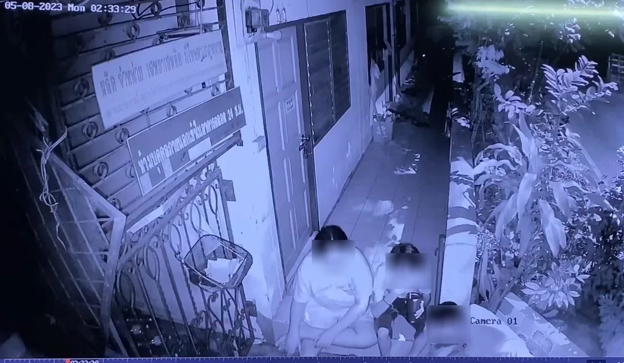 พ่อ-แม่ ผู้เสียหาย เล่านาทีหนีตาย วัยรุ่น 20 คน บุกปาระเบิดห้องเช่า