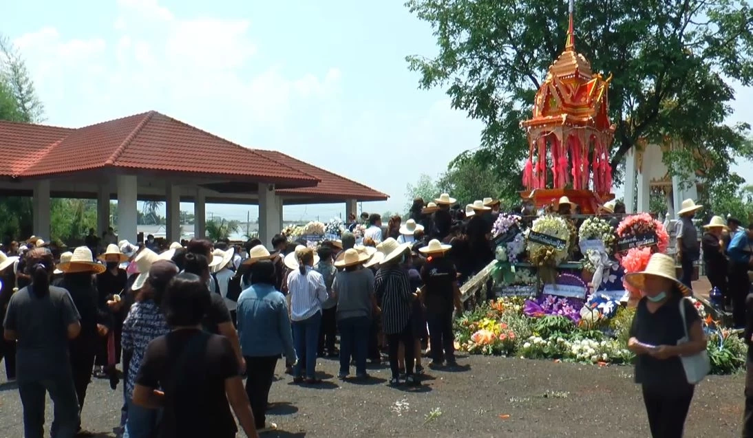 เผาแล้ว "เซลล์อ้อม" ญาติ-เพื่อน ร่วมอาลัย สามี เผยเศร้า ขอให้หมดห่วง