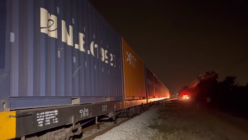 สยอง! ม้าเหล็กขยี้ร่างหนุ่มนิรนาม นอนกอดรางรถไฟ ก่อนเข้าสถานีบางละมุง