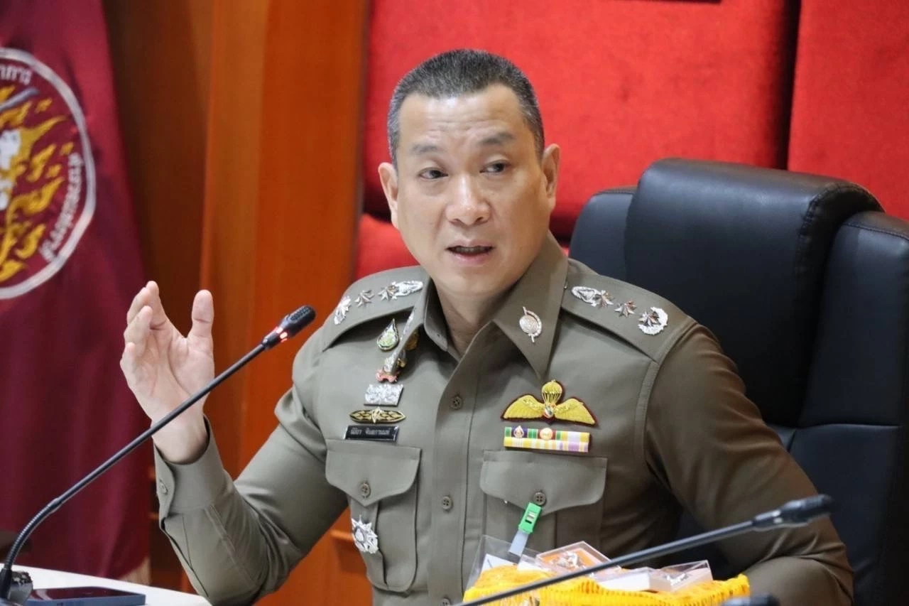 พล.ต.ท.นิธิธร จินตกานนท์ ผู้บัญชาการประจำสำนักงาน ผบ.ตร. /โฆษก ศลต.ตร. 