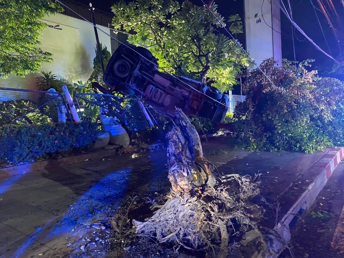 ขับรถตู้ไปไหว้เทวาลัยพระพิฆเนศ รถเสียหลักพุ่งชนต้นไม้ ดับ 1 บาดเจ็บ 2