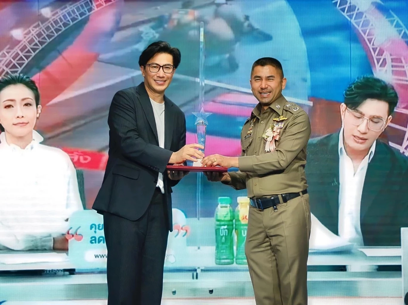 ‘หนุ่ม กรรชัย’ รับรางวัลผู้ประกาศข่าวดีเด่น ‘บิ๊กโจ๊ก’ มอบให้เองกับมือ