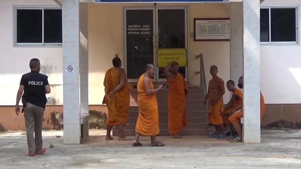 ไล่พ้นวัด! หลวงเจ๊ฉันบวบหนุ่มวัยรุ่น ที่มารอบวช โต้เถียง 2 ชม. ก่อนยอมสึก