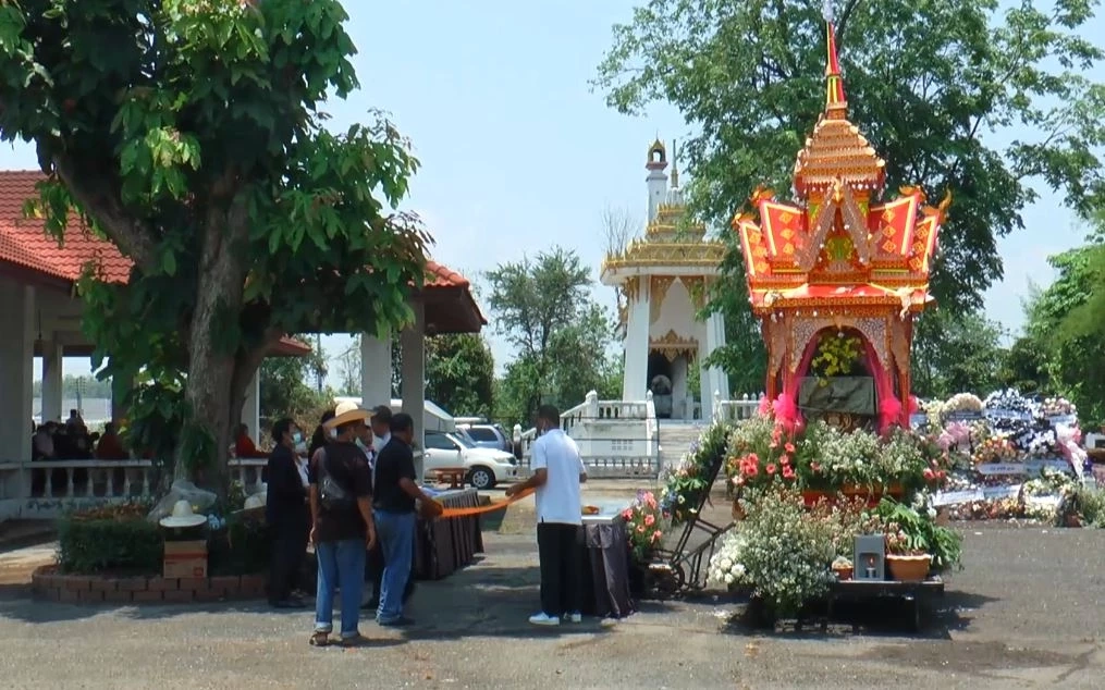 เผาแล้ว "เซลล์อ้อม" ญาติ-เพื่อน ร่วมอาลัย สามี เผยเศร้า ขอให้หมดห่วง