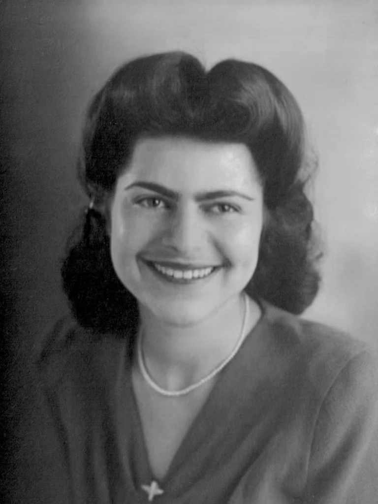 สตรีคนแรกของโลกที่ได้อุ้มพระเจ้าชาลส์วันประสูติ