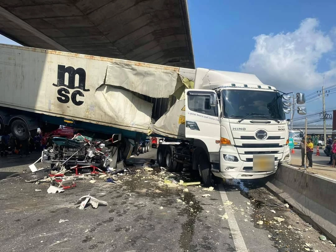 รถพ่วง 22 ล้อ ชนกัน 3 คันรวด จุดกลับรถ บางนาตราด กม.31 ดับ 1 เจ็บ 1