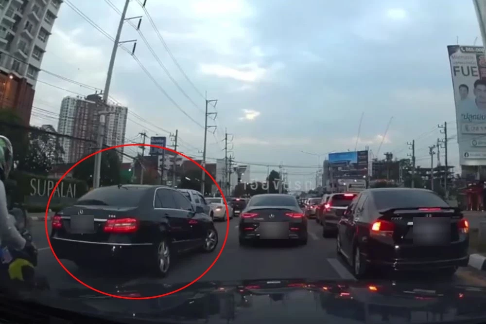 แชร์ว่อน! เบนซ์หัวร้อนแพ้เสียงแตร ปาดหน้า-ชักปืนขู่ กลางเมืองเชียงใหม่