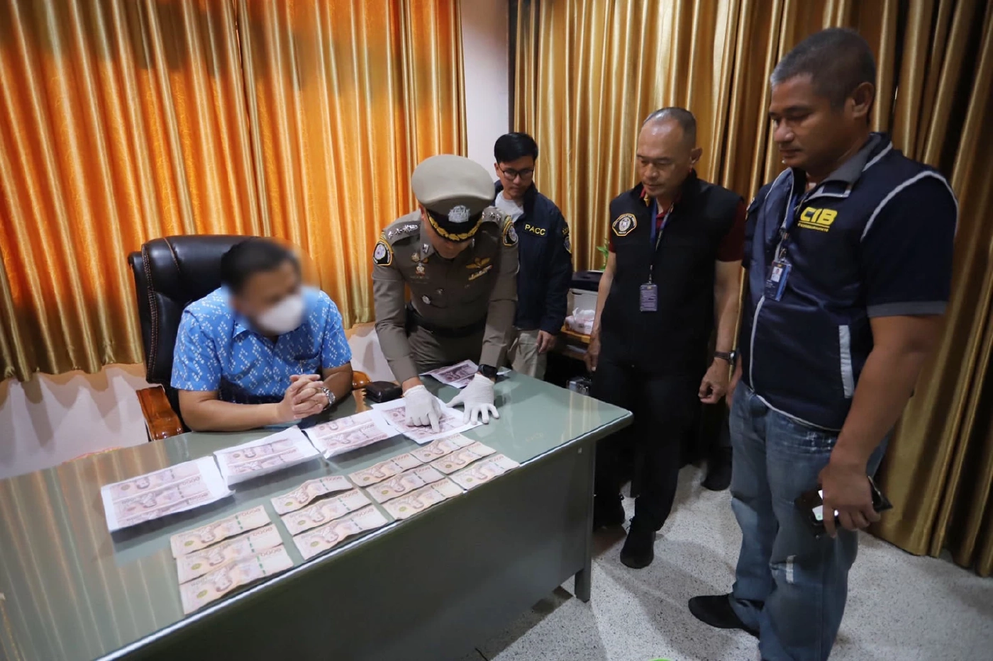 บุกจับนายอำเภอแม่วงก์คาห้องทำงาน ทุจริตเก็บส่วยบ่อนไก่ หลักฐานคามือ