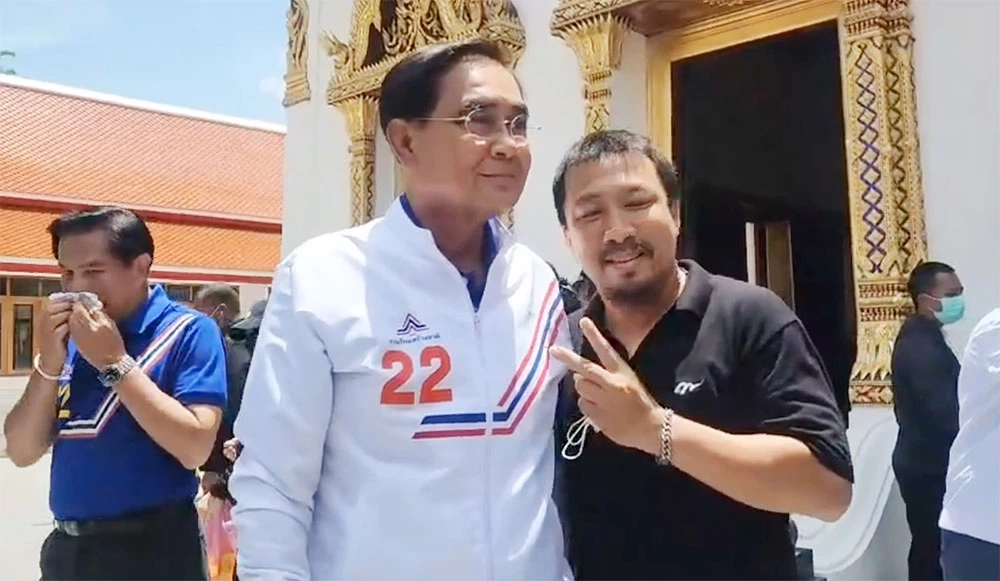 "บิ๊กตู่" นำทีม รทชส. ขึ้นรถแห่รอบกทม.หาเสียงโค้งสุดท้ายขอกาเลือก 2 ใบ