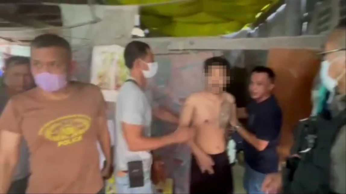 ตร.อ่างทอง บุกรวบโจ๋มือ "ปาหิน" เจอหลักฐานตามภาพเป๊ะ อ้างทำแค่ครั้งเดียว