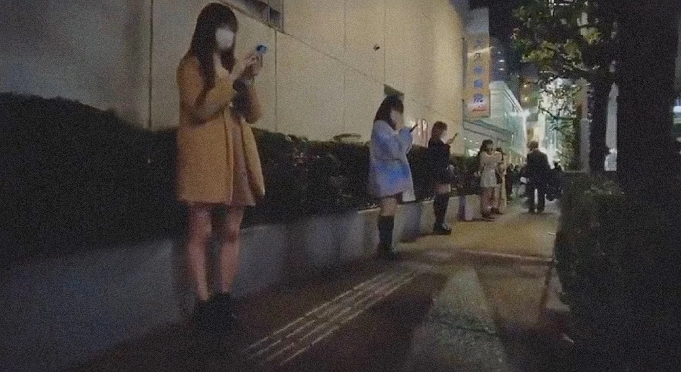 โจ่งครึ่ม! สาวญี่ปุ่นยืนขายบริการริมถนน