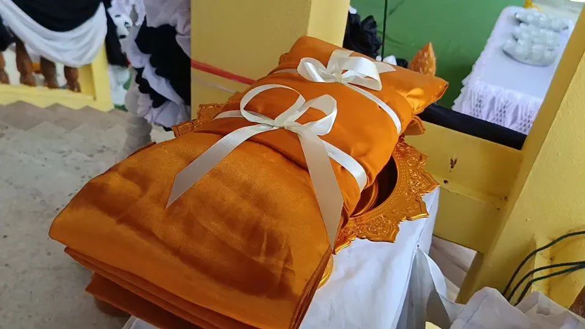 "พระสังฆราช" โปรดประทานผ้าไตร ดอกไม้จันทน์ พิธีฌาปนกิจศพเหยื่อพายุถล่มที่พิจิตร