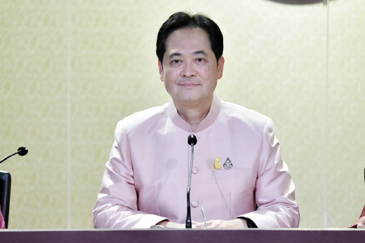 นายอนุชา บูรพชัยศรี รองเลขาธิการนายกรัฐมนตรีฝ่ายการเมือง 