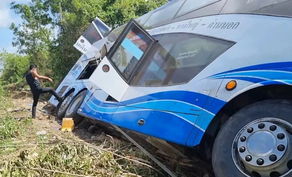 คนขับก้มหยิบมือถือ รถทัวร์พุ่งตกข้างทาง ผู้โดยสารเจ็บระนาว
