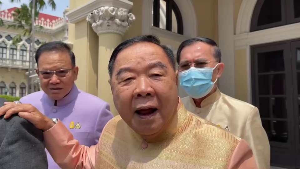 \"บิ๊กป้อม\" ยัน ยังไม่คิดวางมือ ยุบพรรครวมพท. ไม่ได้พูด ไปถามคนคิด (มีคลิป)