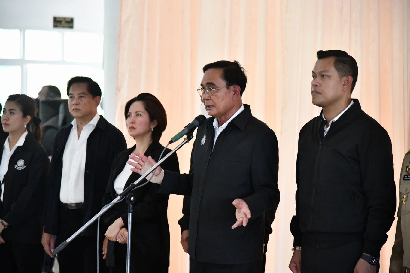 "ประยุทธ์" เยี่ยมผู้ประสบวาตภัยพิจิตร เผย "ในหลวง" ทรงสั่งช่วยเหลือพสกนิกร