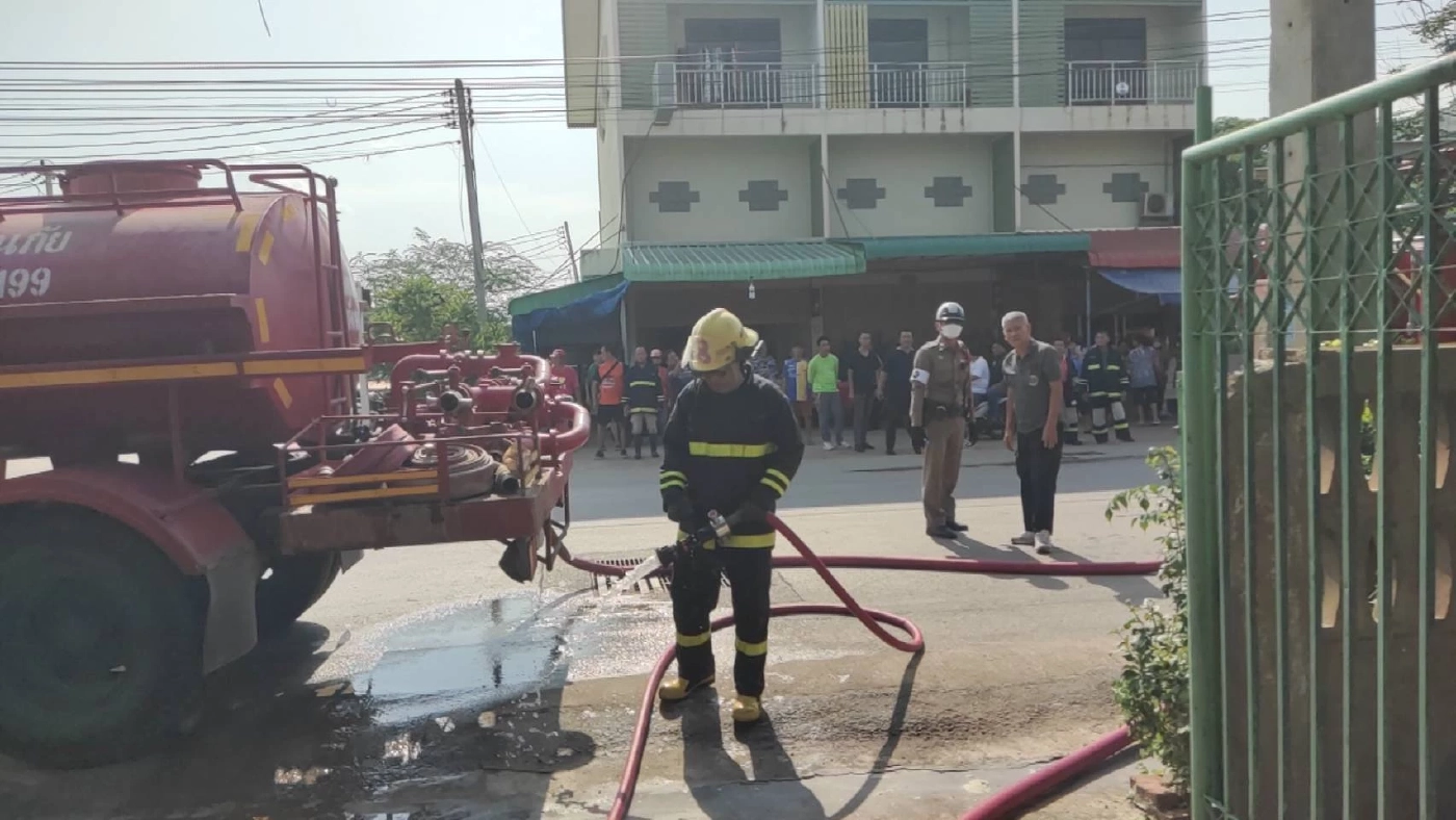 ระทึก! หม้อแปลงแผงโซลาร์เซลล์ติดบ้านบึ้ม ทำไฟไหม้บ้านเกือบวอดทั้งหลัง