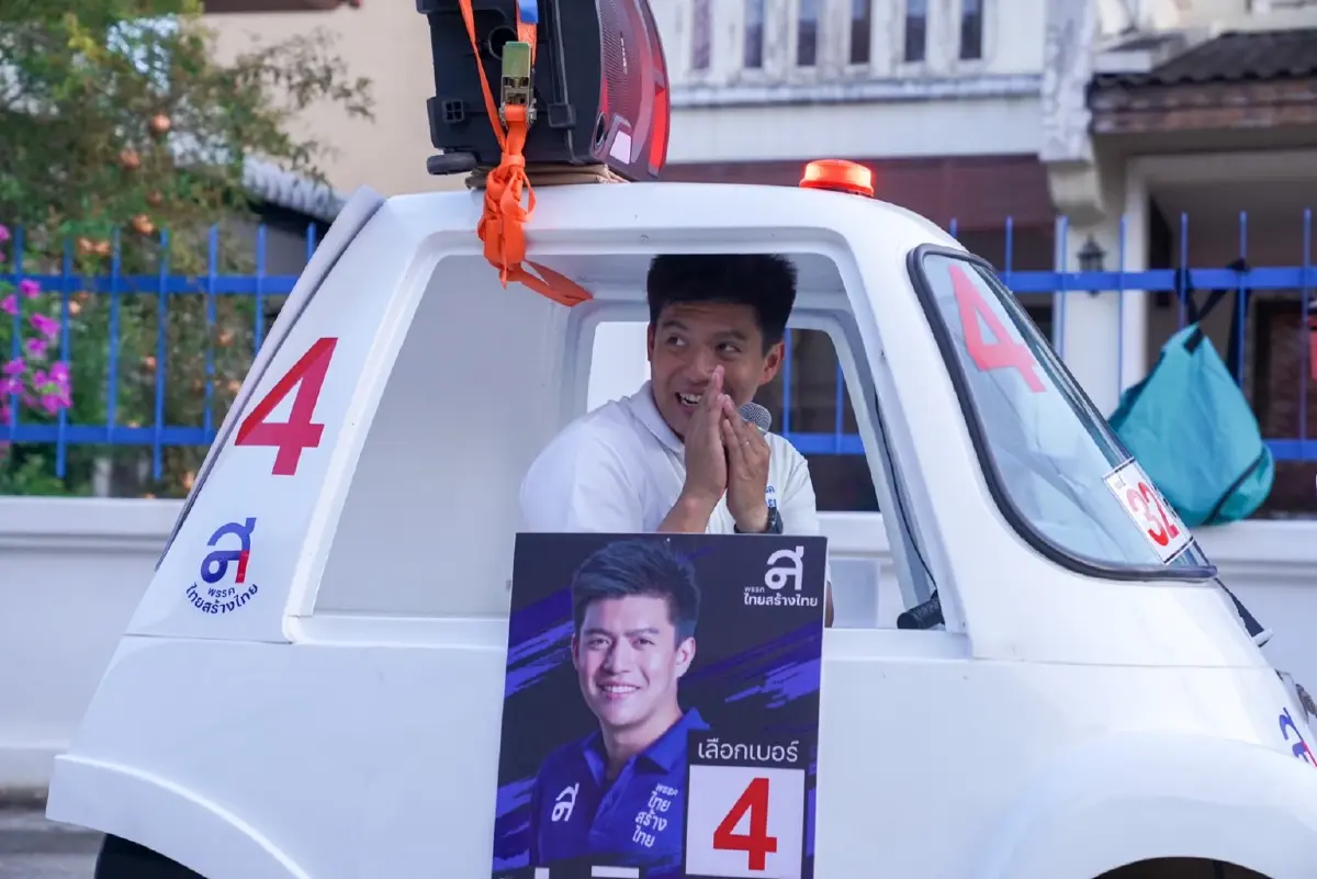 "เต้ ปณิธาน" ขับรถยนต์ไฟฟ้า (EV) หาเสียง ชูนโยบายพลังงานสะอาดแก้ปัญหาPM 2.5