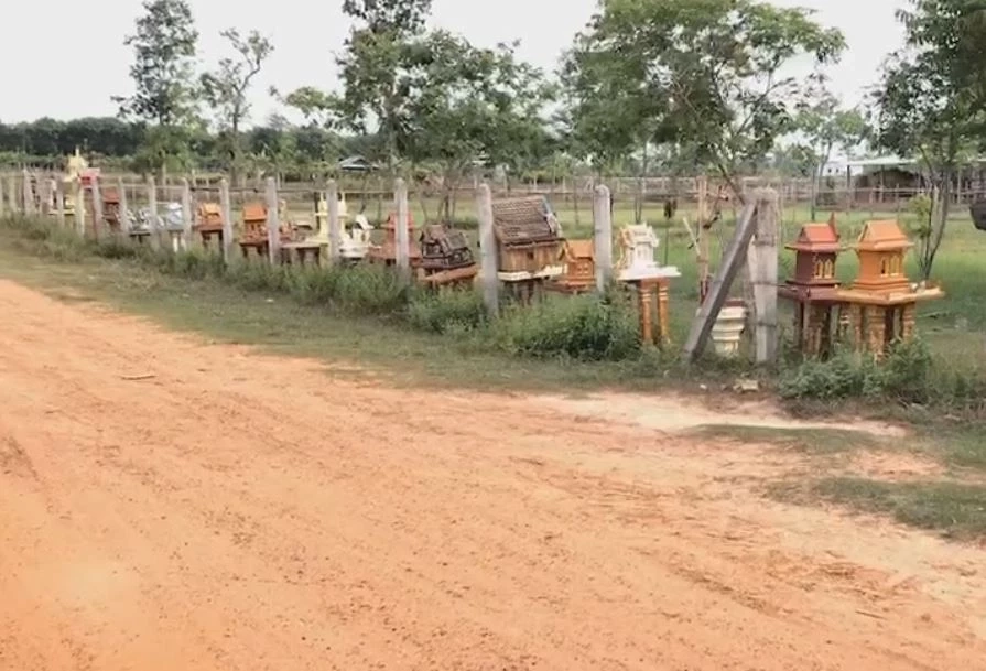 ไอเดียสุดหลอน หนุ่มใหญ่นำศาลพระภูมิเก่า ตั้งเป็นรั้วรอบสวน กันหัวขโมย