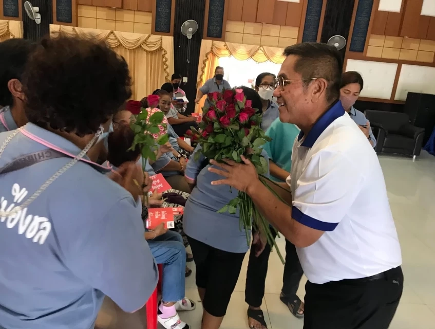 "สท.เหี่ยว" นายภาสกร หอมหวล (เสื้อขาว) อดีต สท.เมืองแสนสุข และเป็นคนสนิท"กำนันเป๊าะ"