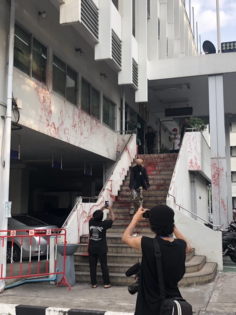 คุมเข้มสน.ทุ่งสองห้อง เตรียมฝากขัง"แบม-ตะวัน" มวลชนรวมตัวให้กำลังใจ