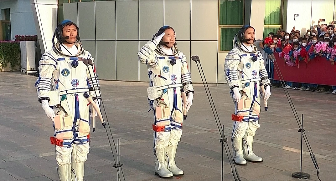  ซ้ายไปขวา กุ้ย ไห่เฉา, จิ่ง ไห่เผิง, จู หยางจู้