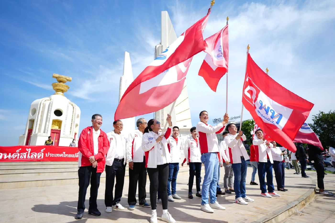 "อิ๊งค์-เศรษฐา" นำทัพใหญ่ "เพื่อไทย" ขึ้นรถแห่หาเสียงวันสุดท้ายก่อนกาบัตร