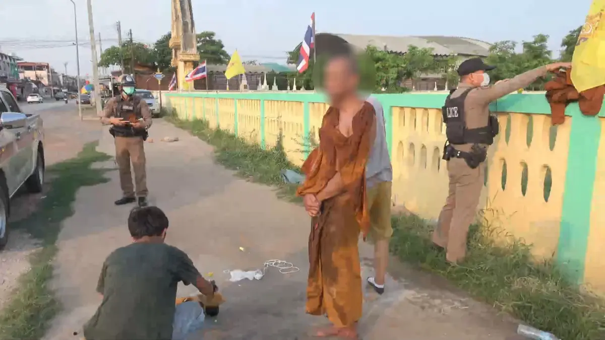 แตกตื่น! พระถอดจีวรเดินเปลือยกลางถนน เมืองอุดรธานี