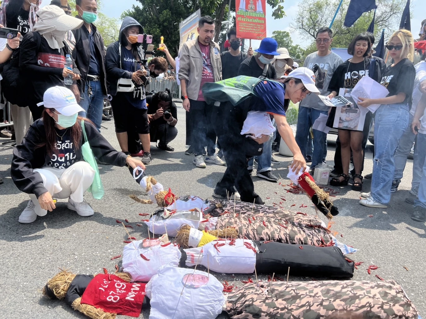 กลุ่มแรงงาน ร้องขึ้นค่าแรงขั้นต่ำ 700 บาท พร้อม เผาพริกเกลือสาปส่ง 3 ป.-1 ส.