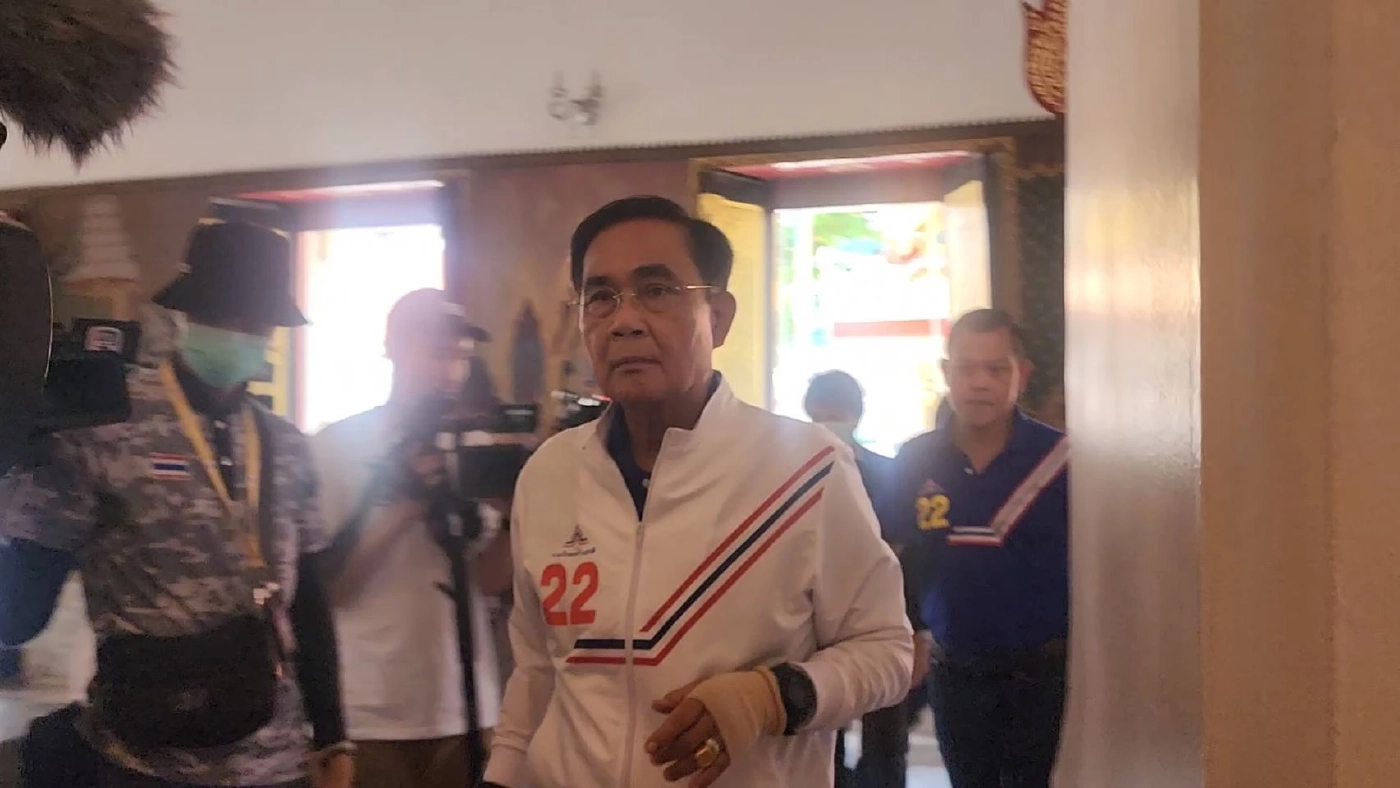 "บิ๊กตู่" ปิดจ็อบหาเสียง เข้าวัดชนะสงคราม ขอพร "กรมพระราชวังบวร"