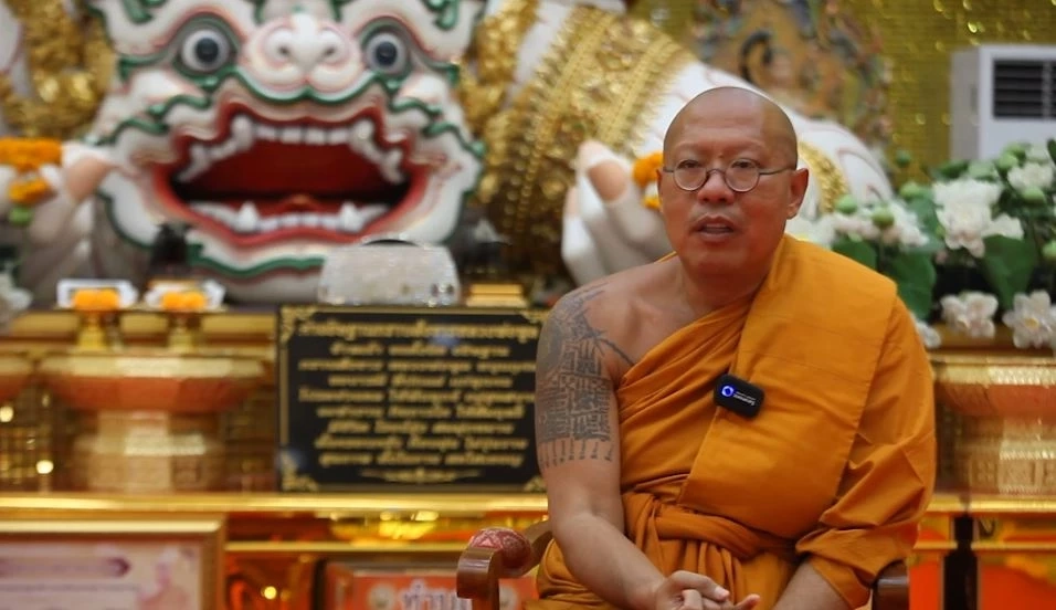 หลวงพี่น้ำฝน สุ่มตรวจเจอพระยืนแช่รับบาตร เตือนเจออีกจับสึก-ไล่พ้นวัด