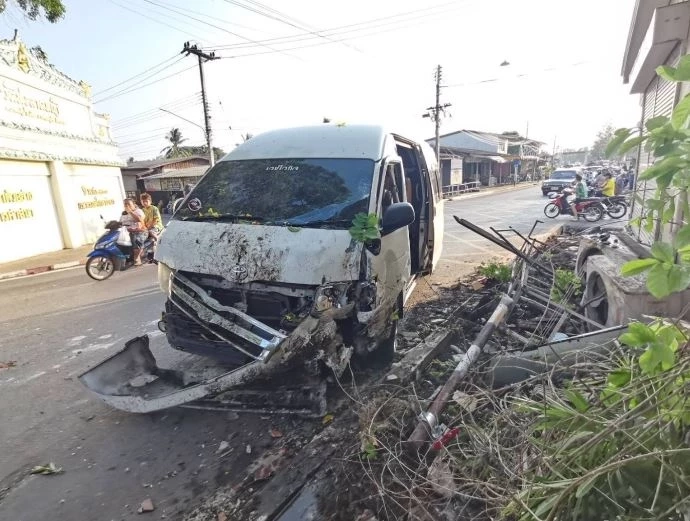 รถตู้หลับในพุ่งชนบ้านริมถนน ปู่อุ้มหลานนั่งกินกาแฟ รอดปาฏิหาริย์
