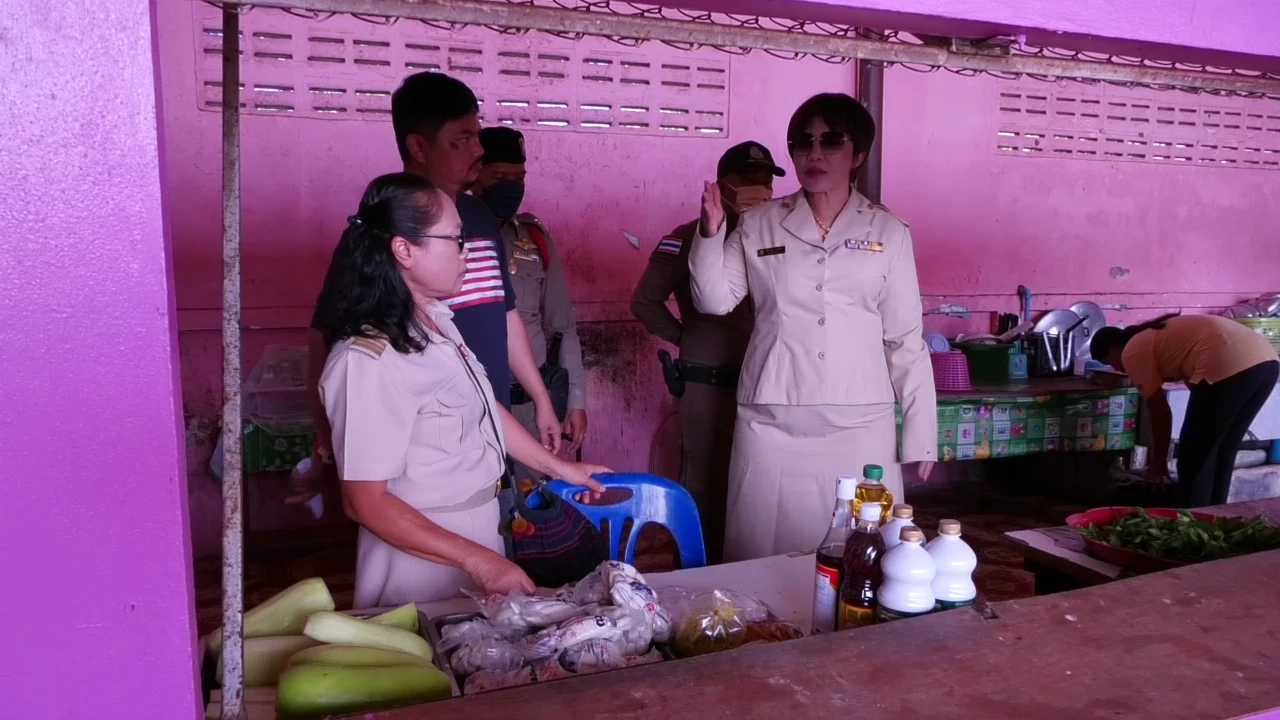 ประท้วงขับไล่ ผอ.โรงเรียนโคราช ผู้ปกครองโวยอาหารกลางวันไม่ได้โภชนาการ