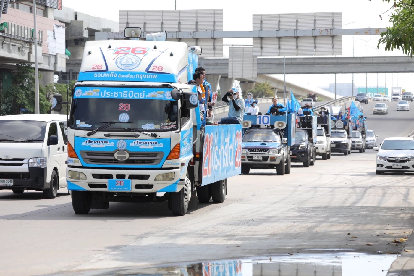 มาดามเดียร์ ขึ้นรถแห่หาเสียงรอบ กทม. อ้อนคนกรุงเลือกผู้สมัคร "ปชป." ยกแพ็ค