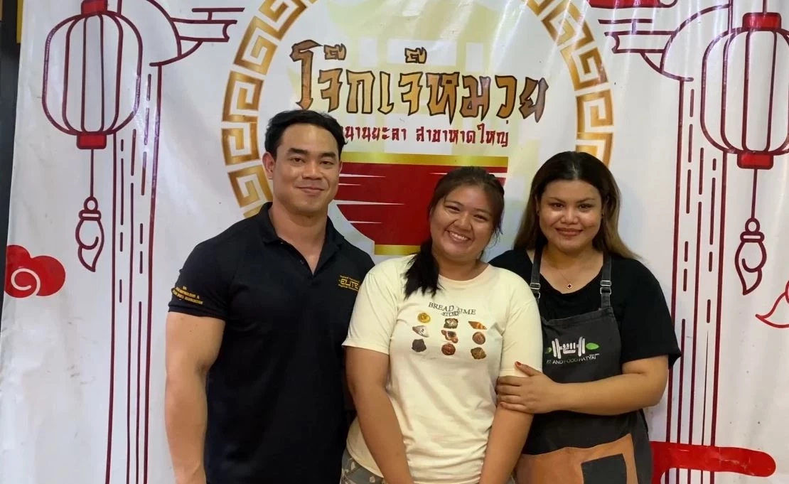 ชาวเน็ตน้ำตาซึม เจ้าของร้านโจ๊ก โพสต์คลิปสวมกอดแฟน-พนง. ในวันที่ขายไม่ดี