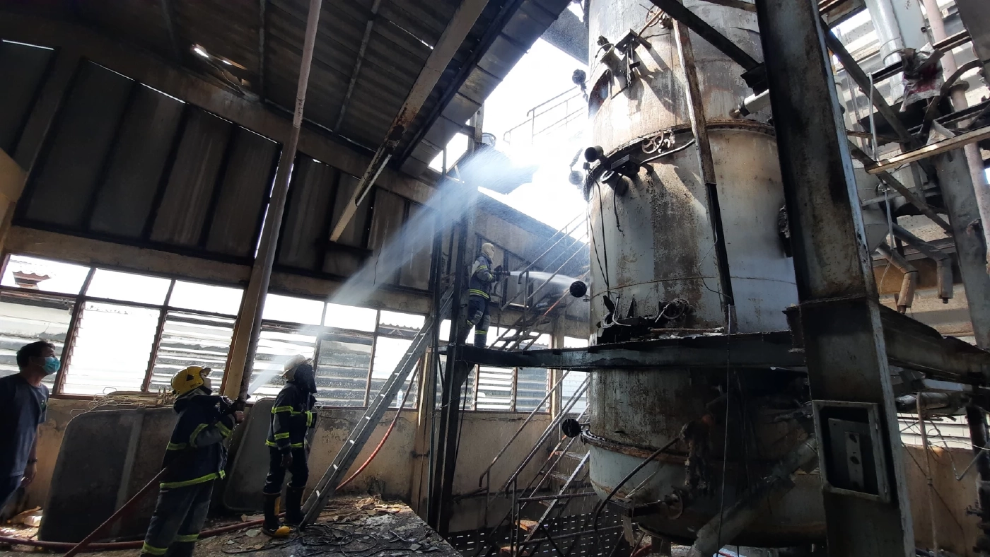 ช่างรื้อโรงงานเก่า ตัดถังกรองน้ำมันพืชยักษ์  จู่ ๆ ไฟลุกพรึ่บ วิ่งหนีตายวุ่น