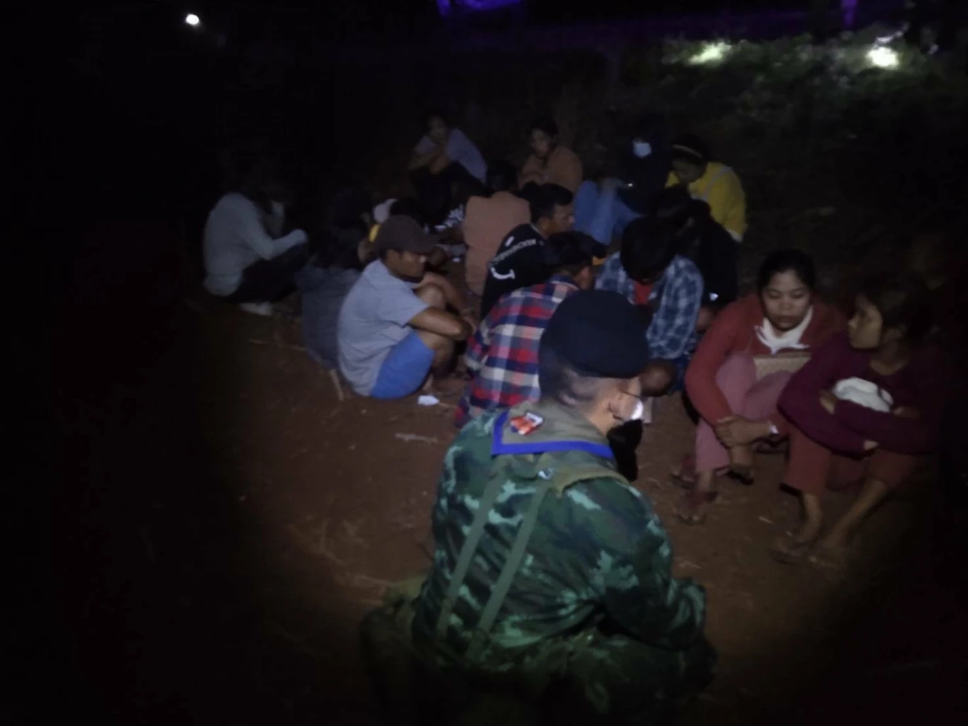 ทหาร ฉก.ลาดหญ้า รวบ 49 แรงงานเมียนมาผิดกฎหมาย ซุกป่าสักเมืองกาญจน์