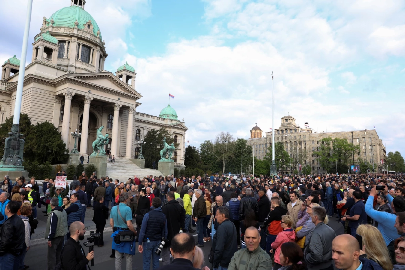 ชาวเซอร์เบียหลายหมื่นชุมนุมประท้วง หลังเหตุกราดยิง 2 ครั้งซ้อน