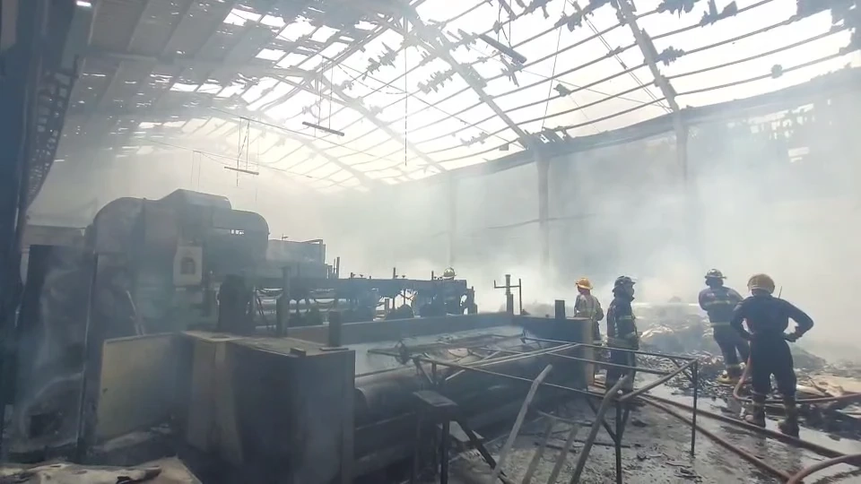 ไฟไหม้โรงงานผลิตที่นอน ย่านบางปู ลามวัตถุดิบไวไฟ คนงานหนีตายจ้าละหวั่น